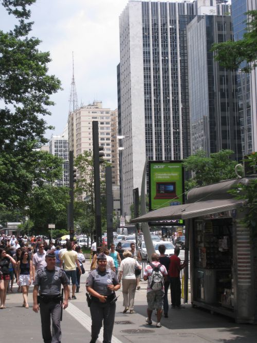 ブラジルでマスク姿は見られない（サンパウロ市のパウリスタ大通り）