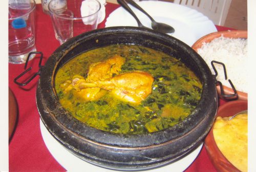 ミナス料理で食べられるオラ・プロ・ノビスと鶏肉の煮込み料理