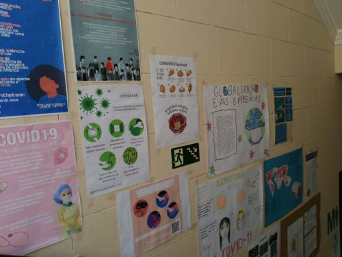 サンパウロの州立高校の授業で作成されたコロナウイルスによる様々な理解を深める活動報告が張り出された学校の壁