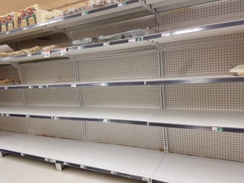 空っぽになった中国系スーパーの米の棚