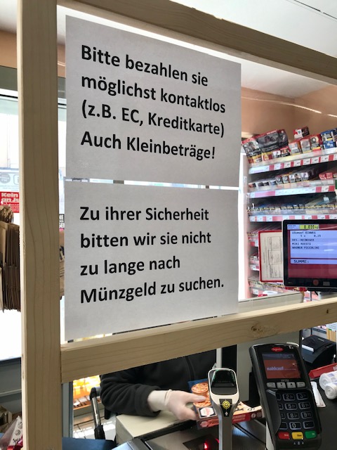 レジには仕切りが作られ、店員はマスクと手袋を着用。