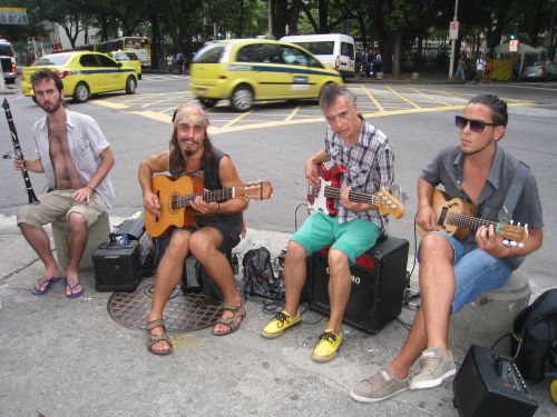 リオの路上でボサノバを演奏する若者