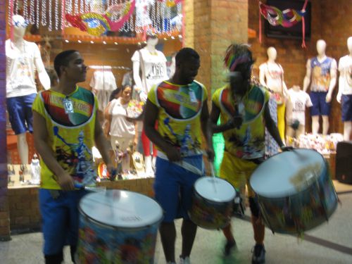 ブラジル東北サルバドール市のショッピングセンターで聴いたサンバのリズム