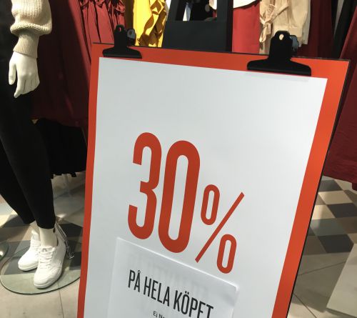 洋服チェーン店の全品３０％割引セール