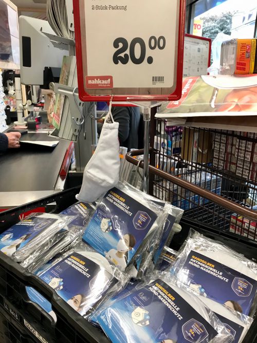 スーパーで売られている洗えるマスク。2枚入り20ユーロ(約2400円)。