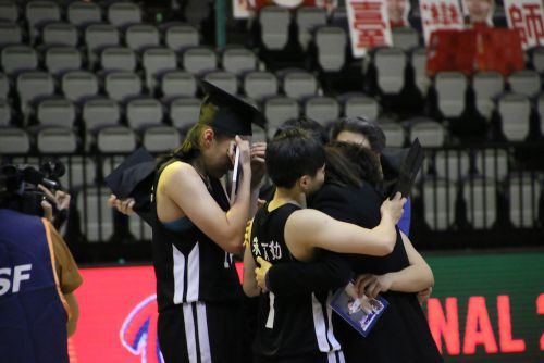 指導者と涙を流す台北市立大學の選手たち