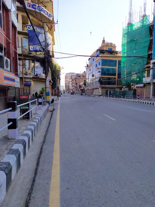 商店のシャッターも門も閉じています