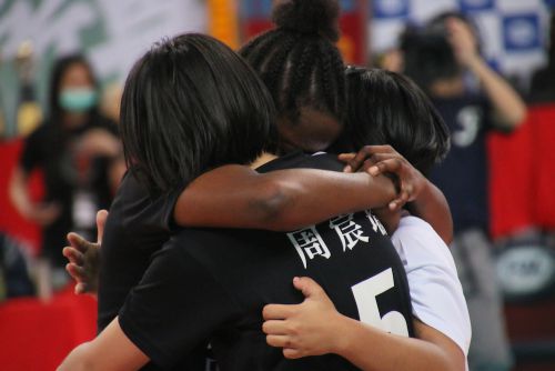 勝利の後の抱擁は変わらず