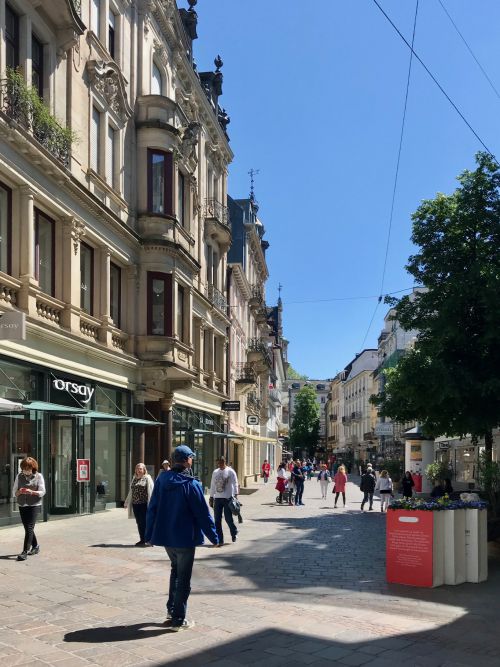 お店が再びオープンした町中の様子。人通りもあり日常生活を取り戻しつつあります。