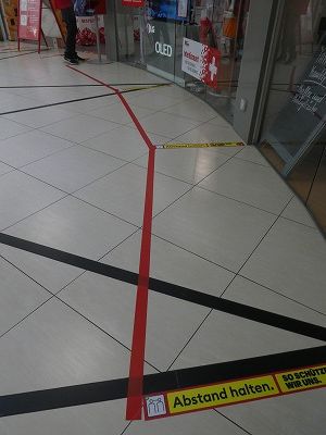入店を待つ間も、2mの距離を空けるソーシャルディスタンスは厳守