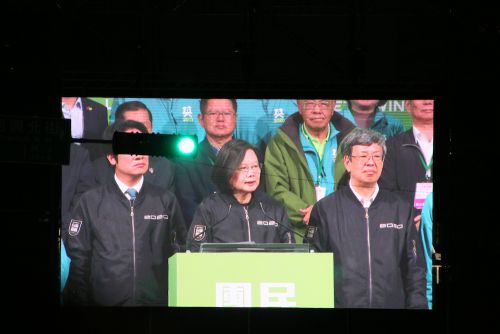 （信号で隠れていますが）蔡英文総統の左が頼清徳副総統で、右は陳建仁前副総統。