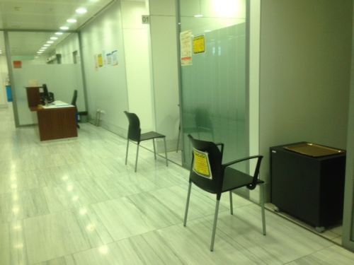 バルセロナ市サンパウ病院　各受付室入り口に椅子があり侵入禁止になっている