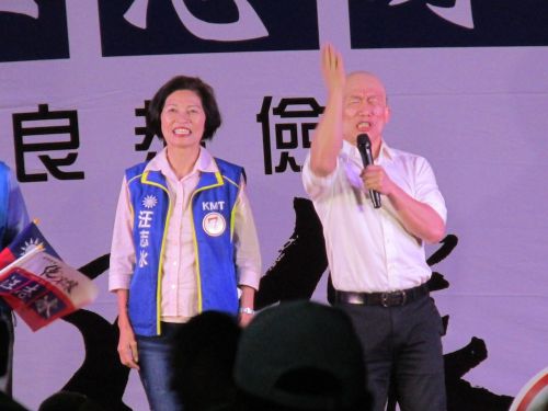 立法委員選挙候補者の汪志冰（ワン・ジーピン）台北市議会議員（左）の応援には、そっくりさん（右）も登場
