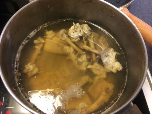 スープ。下ごしらえの段階で、干し椎茸や昆布、カツオ節でダシをとっています。豚ガラは、厚切りスペアリブの骨の部分をガラ用に、肉の部分はチャーシュー用に。鶏ガラは、骨付き鶏肉の骨の部分を利用。