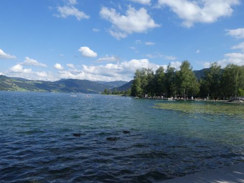 澄んだ水を湛える、エーゲリ湖(Ägerisee)。