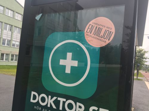 バス停にもデジタル医療宣伝のポスターが貼られています。