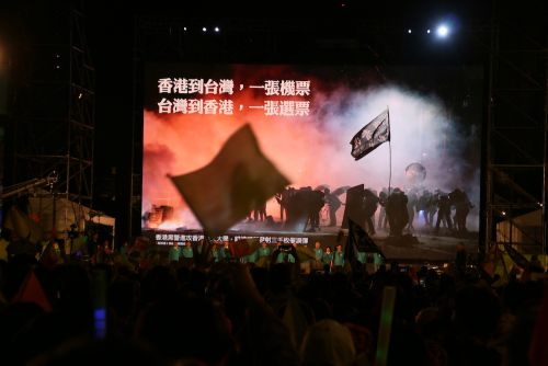 1月10日の民進党の前夜集会。香港の民主化運動に関する写真を出し、支援をアピールしました
