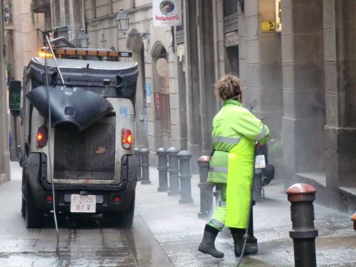 バルセロナ市内で活躍する路面清掃車の一つである散水車