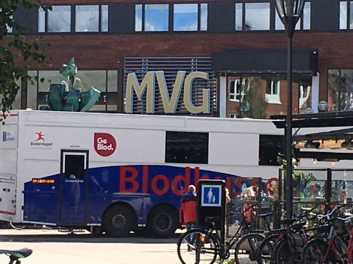 ウメオ市街に毎週来る献血バス