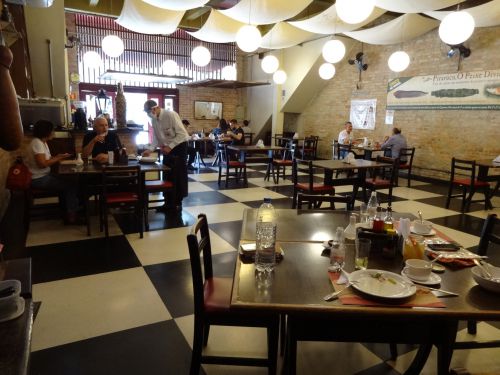 営業を再開した南米の川魚料理専門店ランショ・リオ・ドーセの店内