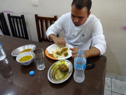 『タージ・マハル』のハラール料理を食べるバングラディッシュ人