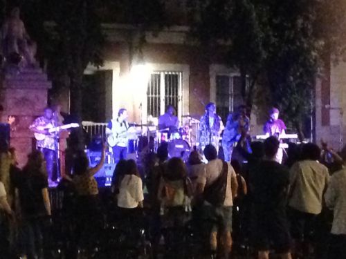 広場で路上ライブが！今年はとても珍しい。