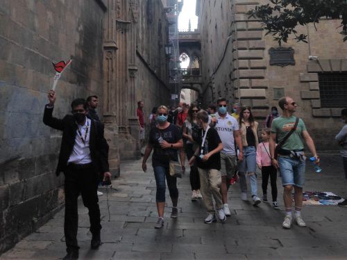   ロ―マ時代の建物が並ぶゴチック地区を、ゾロゾロと歩く団体観光客 