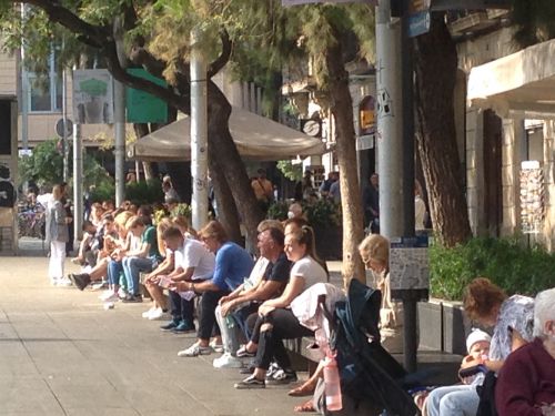 　カテドラル前広場のベンチに座って休憩する観光客 