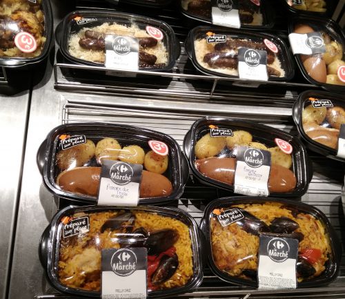 手前にパエリアのお弁当を見つけました!