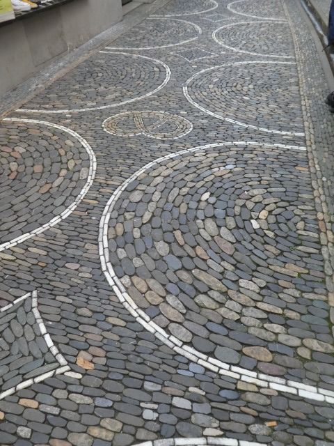石畳の道が可愛い！パン屋の入り口に、ドイツ伝統のパン『ブレッツェル』が小石で描かれていました。