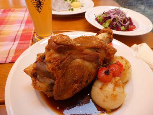 豚のすね肉をグリルしたシュバインズハクセ（Schweinshaxe）とクヌーデル（ジャガイモの団子）