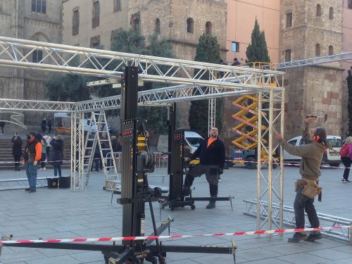 カテドラル前広場では、クリスマスマルシェ会場の建設準備にかかっている。