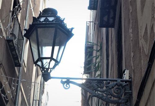  通り両脇の建物外壁に固定されたタイプの街路灯は、洒落たものが多い。 