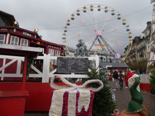 レマン湖沿いの、モントルークリスマスマーケットも一部エリアを除き、新型コロナ証明とID、マスク着用は不要（モントルー/２０２１年１１月末撮影）