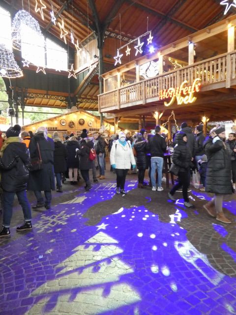 食べ物の屋台が多く入るこのエリアでは、なぜか新型コロナ対策用の規制はありませんでした(モントルー/2021年11月末撮影)