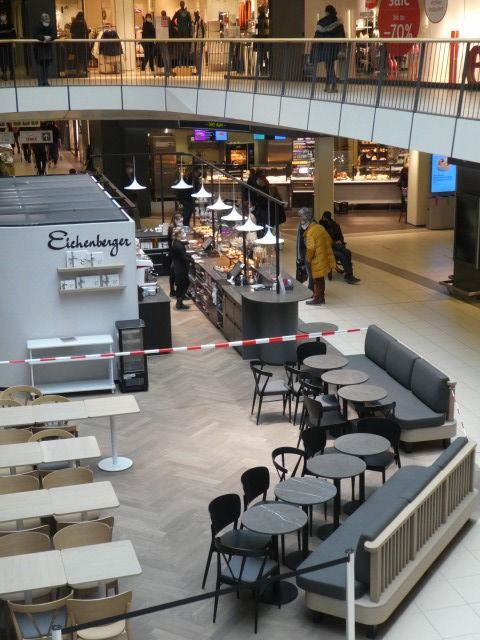 商業施設内のカフェはテイクアウトのみ。テーブルと椅子は使用不可