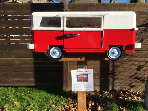 乾麺のスパゲティやペットボトルの水などが入っていたバス型のLittle Free Panty