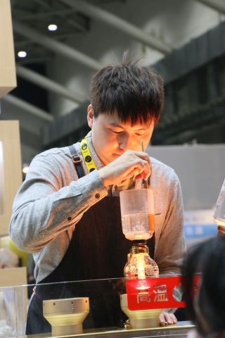 フェイスシールドを取り払って実演を行う林紹興さん