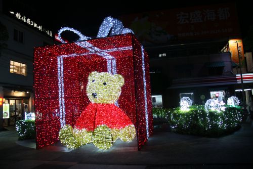 ラッピングされた箱の中にあるクマのぬいぐるみ