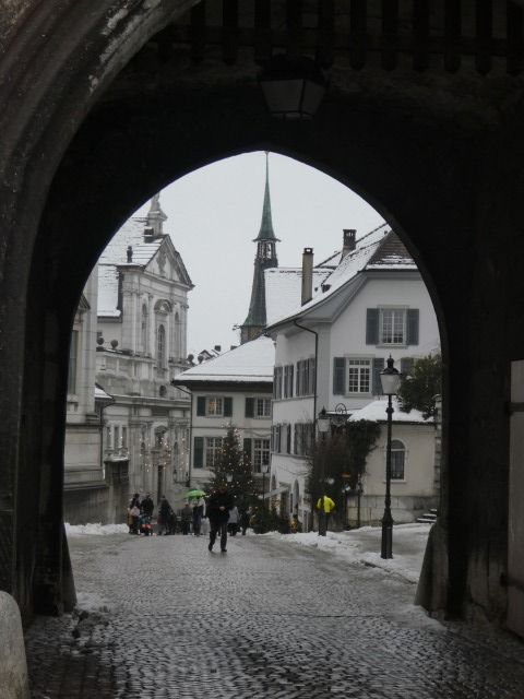 要塞の門のような入り口を抜けて、旧市街へ
