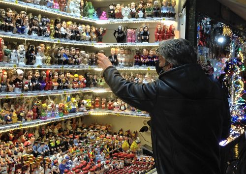 カガネル人形が並ぶ出店にて、2021年11月末撮影