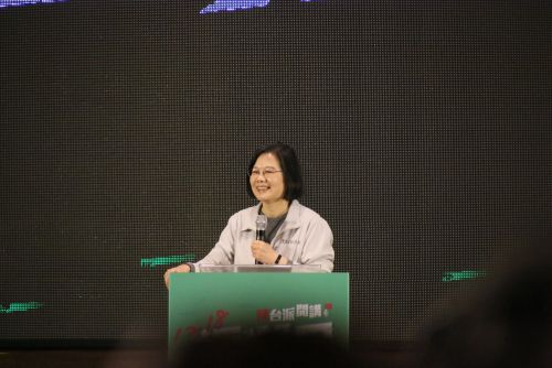 １２月４日の台北市の１９１９藝文中心で開催された集会で演説を行う蔡英文総統