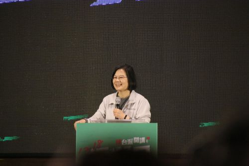 12月4日の台北市の1919藝文中心で開催された集会で演説を行う蔡英文総統