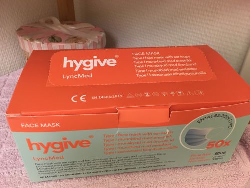 健康用品店で購入した使い捨てマスク50枚199クローナ2500円)