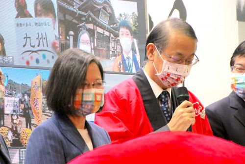 蔡英文総統（左）と日本台湾交流協会の泉裕泰代表（右の赤いはっぴ姿の男性）