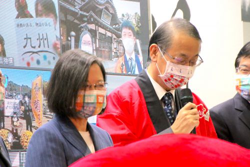 蔡英文総統(左)と日本台湾交流協会の泉裕泰代表(右の赤いはっぴ姿の男性)