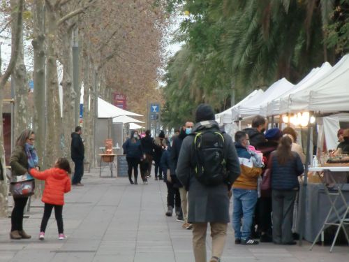 バルセロナ港の横の遊歩道に出店が並び、賑わっていました。