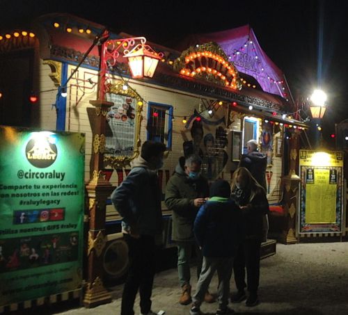 入り口でチケット購入の場合は、青い小さな窓が窓口です。