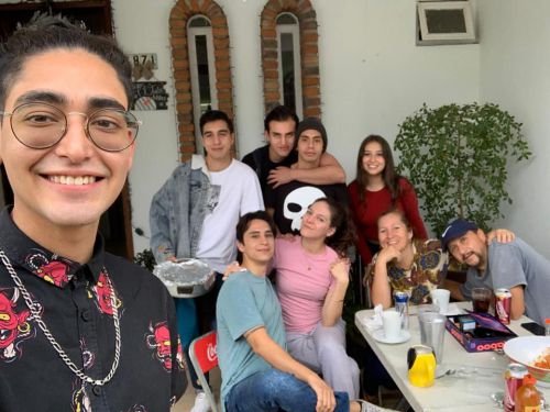 いつもの年なら微笑ましい一枚の写真、のはずが、、、。