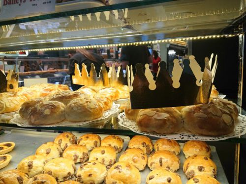ドイツ語圏のパン店の棚に並ぶ王冠付きドライケーニヒスクーヘン